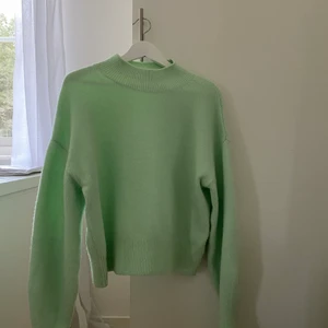 & Other Stories grön stickad tröja - Säljer nu min superfina gröna stickade tröja från & Other Stories. Använd väldigt lite så i toppskick. Den är storlek S, och köparen står för frakt 💚