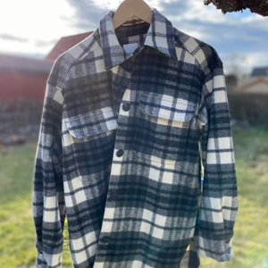 Jacka - Säljer denna vår jacka från h&m. Den är använd några gånger men är som ny. Inga fläckar. Den är i storlek S men passar nog M också för den är väldigt stor i passformen❤️ hör av er av intresse. Köparen stor för frakten.