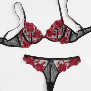 Oanvänt underklädsset  - Helt oanvänt underklädesset som inte ens testats! Säljs då jag råkat beställa 2 av den:( superfint och bra material!!! Frakten är inkluderad i priset :) vid snabb affär kan jag sälja det billigare då jag vill bli av med det fort:)