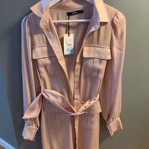 Superfin rosa silkesklänning ifrån bikbok i storlek XS. Lite större i storlek så passar S också!! Den är aldrig använd och finns inte längre att köpa. Nypriset är 699 kronor. Budgivning med startpris från 250 kronor! Sista bilden är lånad.