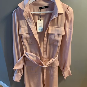 Superfin rosa klänning!!! - Superfin rosa silkesklänning ifrån bikbok i storlek XS. Lite större i storlek så passar S också!! Den är aldrig använd och finns inte längre att köpa. Nypriset är 699 kronor. Budgivning med startpris från 250 kronor! Sista bilden är lånad.