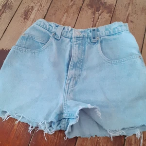 Levis shorts  - Jätte fina Levis shorts som inte passar längre. Jätte fin ljus färg. Står inte exakt vilken storlek men passar xs