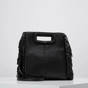 Maje väska  - Maje väska köpt 2018 för ca.2500, säljer även ett vågigt/volang bagstrap, också från Maje köpt för typ 650kr. Väskan är i fint skick även fast lädret ser lite slitet ut på nära håll, den har även ett litet vitt sträck under väskan men annars är den fin. 