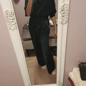 Jumpsuit storlek M - Mörkgrön jumpsuit. Fladdrig och väldigt bekväm till sommaren.