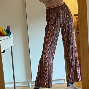 Mönstrade byxor - Röda byxor i fint mönster köpta second hand:) de är i storlek xs och fint skick, inga fläckar eller hål! Skulle säga att den passar storlek s och möjligtvis m då de är stora i modellen. De funkar på en xs oxå eftersom midjan är i smalare men även väldigt stretchy, så den passar absolut större midjor också!