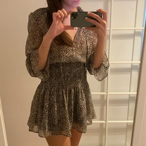 Zara klänning - Säljer denna populära fina klänning från zara. Den är endast använd några fåtal gånger. Vid frågor hör gärna av er!❤️