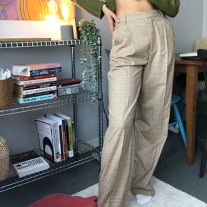 Rutiga kostymbyxor - Rutiga kostymbyxor från zara med prislappen kvar. Mkt snygga. Säljer ett par likadana i S