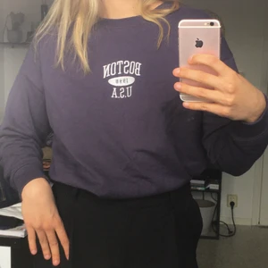 Sweatshirt  - Marinblå sweatshirt köpt här på plick men har tyvärr aldrig kommit till användning!! 