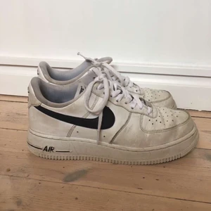 Nike air force 1 - Nike air force 1 säljes då de inte används längre. Hela både ut- och invändigt men lortiga/missfärgade utanpå, därav det låga priset. Har försökt att tvätta bort, men går säkert att tvätta mer noggrannt för den som vill. Skriv privat för fler bilder eller frågor BUDGIVNING då fler är intresserade, buda i kommentarerna. Budgivningen avslutas 27/4 17:00