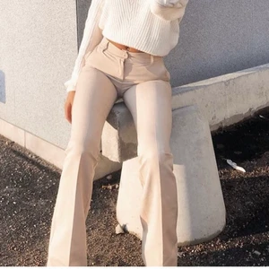 Beiga kostymbyxor  - Säljer mina super snygga beiga kostymbyxor i storlek XS köpta för 450. Använda endast en gång! Skriv privat för mer info, köparen står för frakten!💕 LÅNADE BILDER!