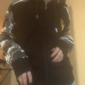 Zip hoodie - Jätte skön och snygg zip upp hoodie med grå kamouflage om armarna. Knappast använd! Möts upp och fraktar☺️