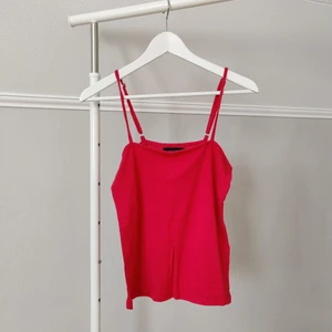 Cerise linne - Superskönt linne från Vero Moda. Använd men i fint skick.