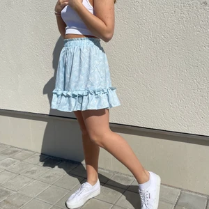 Söt blommig kjol - INTRESSEKOLL på denna supersöta kjol, om flera är intresserade blir det budgivning. Frakt tillkommer