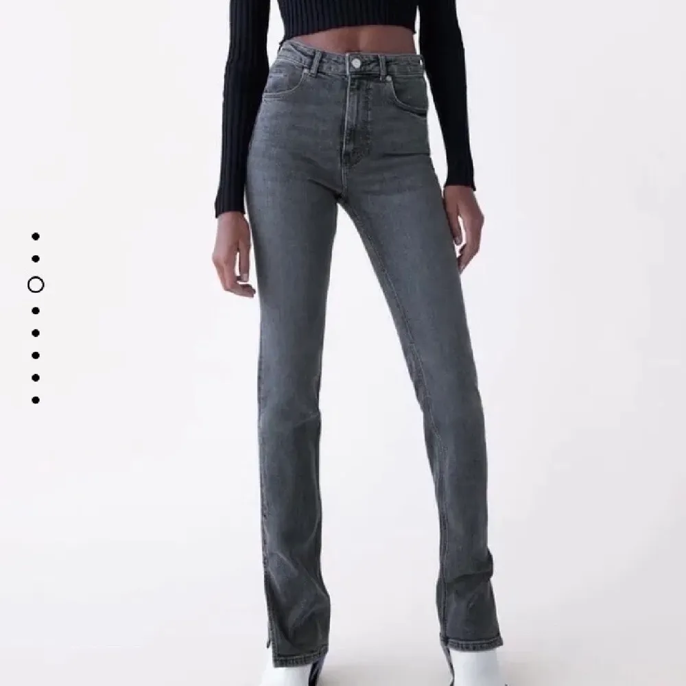 Säljer mina gråa jeans med slits från zara!                          Använda 1 gång☺️.                                                                Bud: 250. Jeans & Byxor.