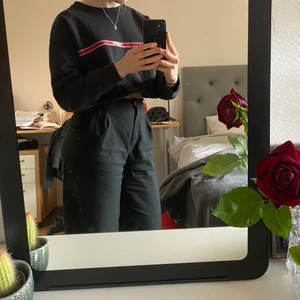 Croppad sweatshirt Levi’s  - Skitsnygg croppad sweatshirt från Levi’s (storlek S) med fållad nederkant! Den är i superfint skick, har använts Max 5 gånger och jag säljer då den tyvärr inte kommer till användning💕 Nypris var 549kr. Kan anpassa fraktalternativ, eller mötas upp i Göteborg! Hör gärna av er om ni vill ha fler bilder eller mer info. 