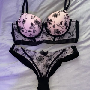 Hunkemöller set - Sjukt vackert set som endast använd en gång. Har gått upp i vikt så passar inte. Bh 70D trosor S. 