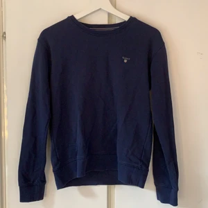 Gant tröja - Säljer denna gant tröja som är i storlek 170/15 år som man ser på andra bilden. Nypris 799kr mitt pris 150kr. Köparen står för frakten🍓