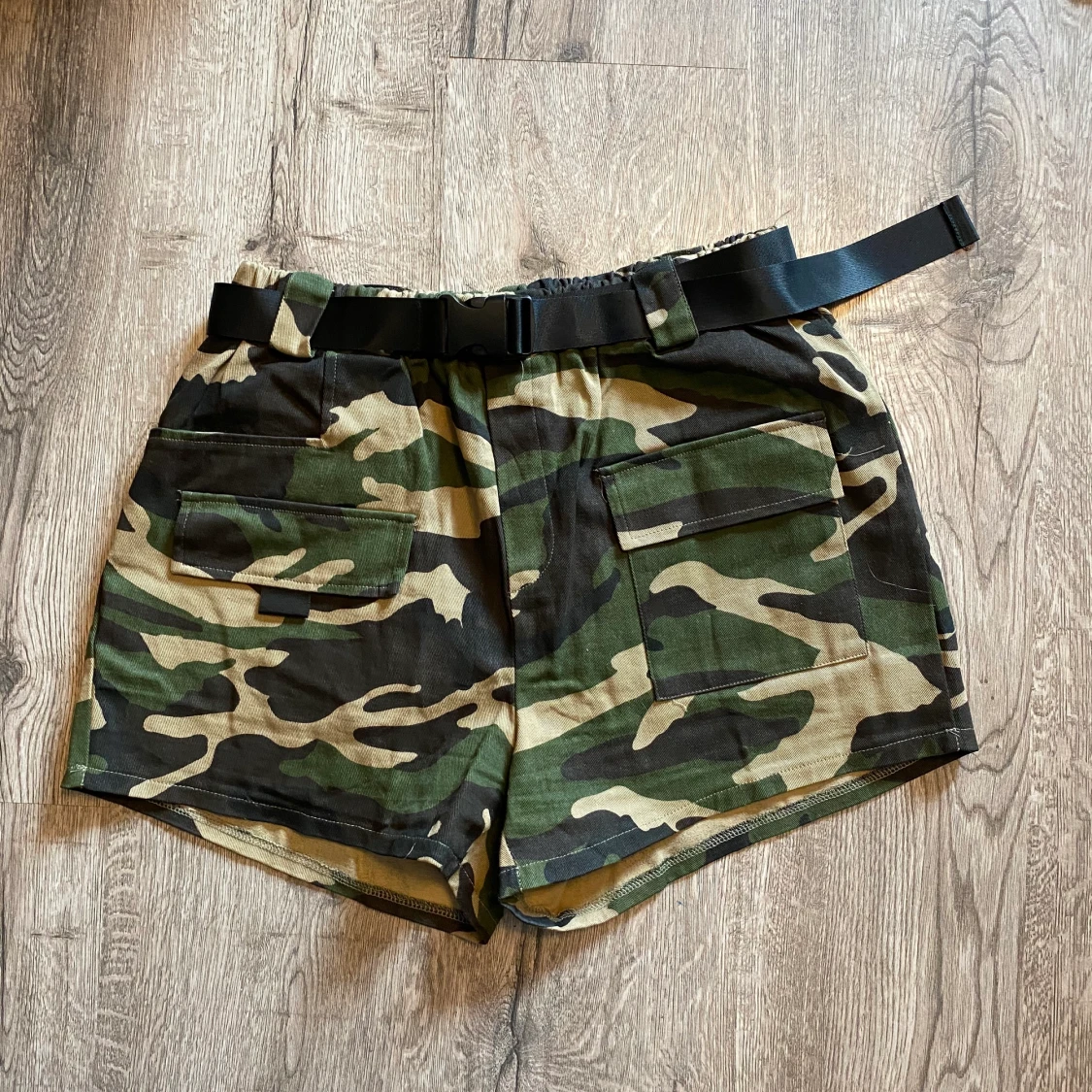 Camo shorts med skärp - 90