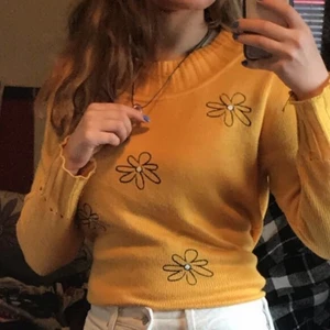 Gul sweater - Gul stickad tröja med blommor. Knappt använd