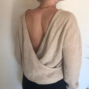 Tröja öppen rygg  NA-KD beige  - Jätte fin men har inte kommit till användning 🧡 passar nog också S💛