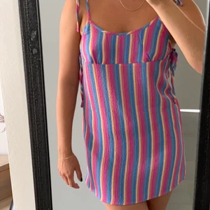 Randig klänning - Kort randig klänning med knytning över axeln och i sidan💗🌺