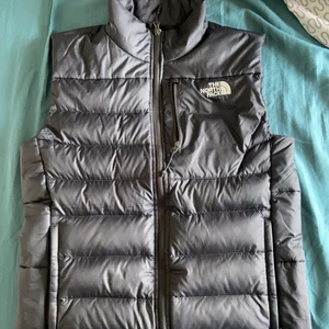 North face väst - Säljer min väst som är använd ett par få gånger eftersom det inte är min still. Västen är i ny skick. Kostar 1500 kronor på nätet.