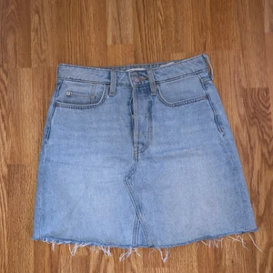 Kjol från HM - Kjol från HM. Köpt förra sommaren och använd fåtal gånger då men förstår för mig nu. Storlek 36. I bra skick!