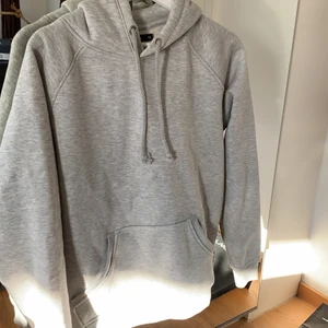 Grå goodie - Säljer denna extremt sköna Hoodien från bikbok. Har använt den en gång och tyvärr så kommer den inte till mer användning än så. Nypris ca 500kr. det är storlek XS men är lite stor så passar S med. 