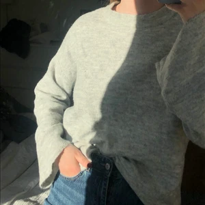 Grå stickad tröja  - Superfin o skön ljusgrå stickad med utsvängda armar🤍 kan frakta också! (köparen står isåfall för frakten)
