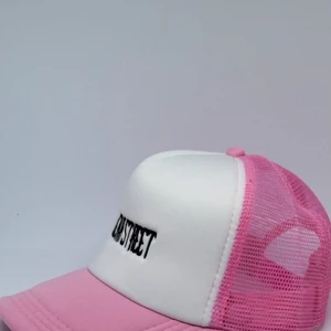 WEAR STREET TRUCKER - WEAR STREET trucker, limiterat drop färg: baby rosa. Justerbar, pris: 199kr