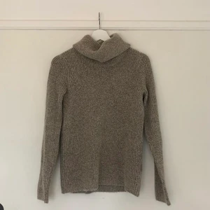 Tjocktröja  - Ordinarie pris 699kr. Använd 2-3 gånger. Tjocktröja med skönt och mjukt material 