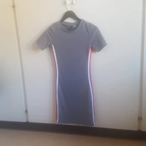 Grå Mini klänning  - Grå min klänning i storlek 36. Använt en gång. 