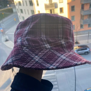 Bucket hat onesize  - Bucket hat köpt second hand för ca ett år sen men aldrig används 