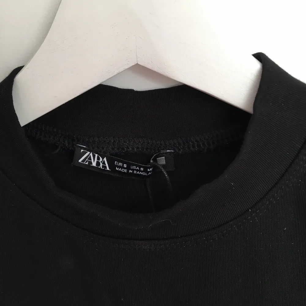Helt nytt linne från Zara med lappen kvar. Storlek S.  Köparen står för frakten, betalning via Swish😎. Toppar.