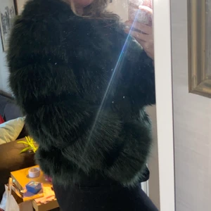 Vera & Lucy, jacka.  - Grön, fin fake ”päls” eller vad man säger. Ingen fickor, jätte fint skick. Använd kanske 3-5månader. Tror jag köpte den från Chiquelle för länge se n. 