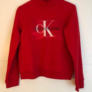 Röd tröja från Calvin Klein i storlek XS. Använd endast en gång. Mycket fint skick. 
