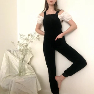 Manchesteroverall - Vintage 70-tal. Supercute overall/ hängselbyxor i rik svart Manchester. Fickor på höften och muddar på benen. Tyvärr för kort för mig (174 cm). Frakt ingår!