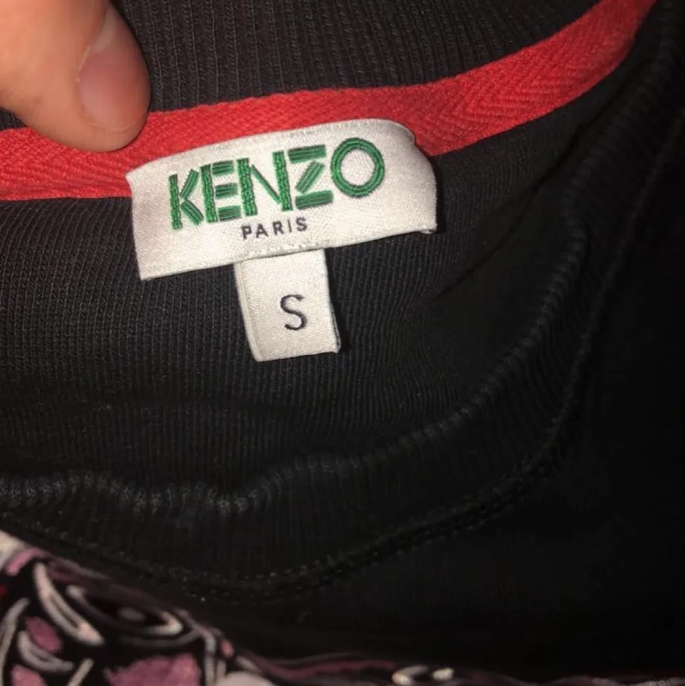 Äkta super fin Kenzo tröja i storlek S. Jätte skönt material och mycket bra skick! Köpt ifrån Zoovillage.com . Toppar.