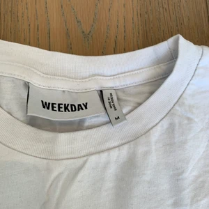 T-shirt från Weekday  - En T-shirt köpt på Weekday som jag känner att jag vill sälja. Den har en nyans av beige utan tryck.