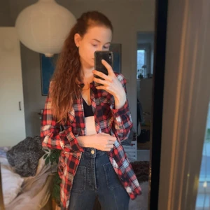 Skjorta stl 36 - Rödblandad skjorta i stl 36.