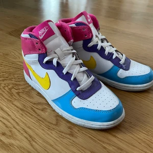 Unika Nike air Jordan strlk 35  - Äkta air Jordan. Köpta på footlocker i Barcelona för ca 7 år sedan. Använt endast 1-2 ggr pga för små för mig. 