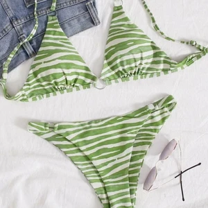 Bikini  - Säljer denna supertrendiga bikinin ifrån Shein då jag råkade beställa 2! Den är endast testad med underkläder under och lappen i trosan sitter självklart kvar☺️ Jag har tagit ut inläggen men de finns att enkelt sätta tillbaka