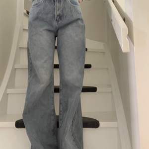 Ett par ljusblå jeans från SHEIN i strl M. Aldrig använda eftersom att dom var lite för stora! 