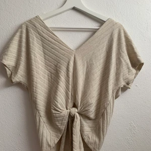 Beige topp - Beige topp från lindex. Går jättefint till nästan alla plagg och är väldigt skön att ha på sig. Väldigt fint knyte där fram vilket är en snygg detalj. Den är ribbad och har ett stretchigt tyg. 🌸🌸🌸