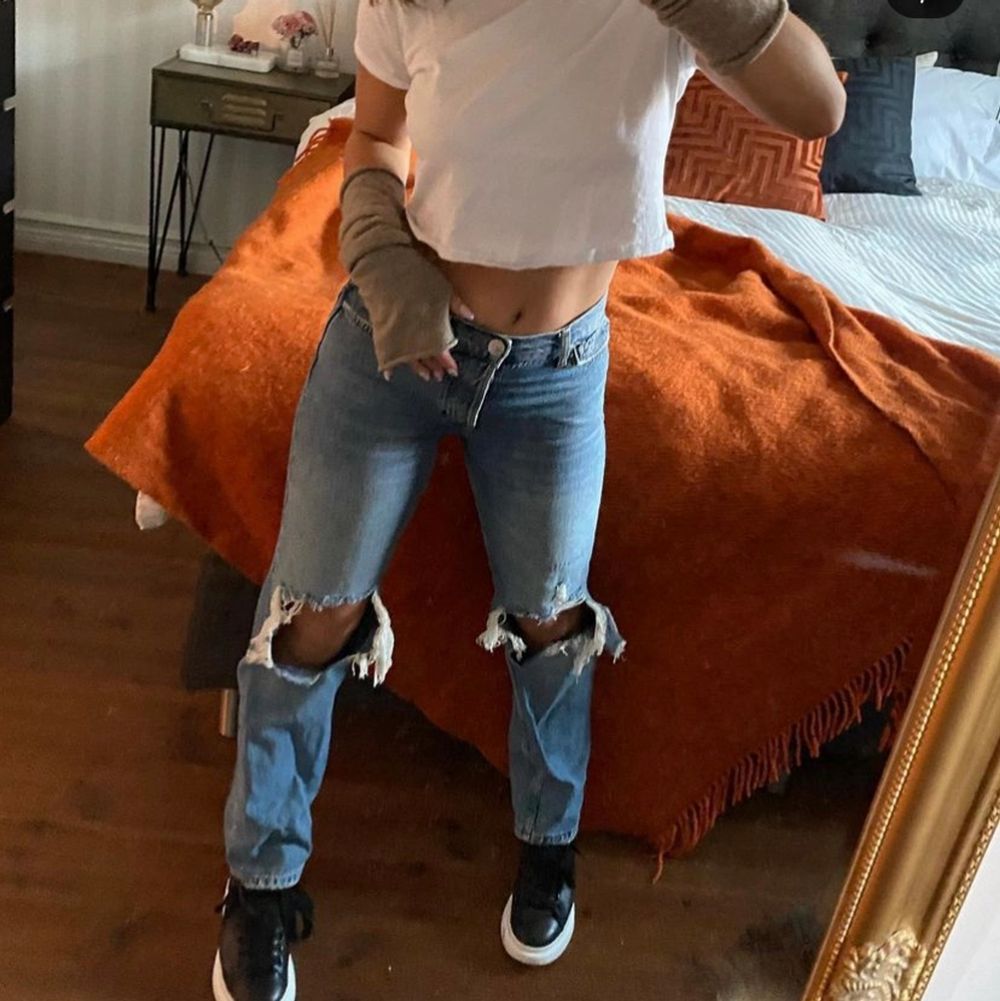 Så snygga raka jeans med slitningar på knäna !! Bilderna är lånade av Anastasiasellout men det är bara att kontakta mig privat om egna bilder. De är storlek 36 men skulle absolut säga att de passar mer som 34. 🥰🥰🥰. Jeans & Byxor.