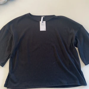 Ribbad blus - Svart ribbad blus från NEU/lager157. Oanvänd fin vår blus. 