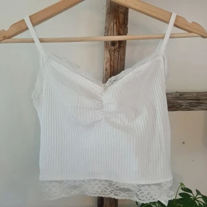 Vit croptop  - Säljer denna toppen då den inte längre kommer till användning. Skicket är fint, står xs men jag är s och den passar på mig. Frakt tillkommer på 24 kr.