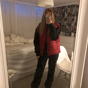 RÖD PUFFERVÄST - säljer nu min älskade röda pufferväst, köpt second hand och i strl M tror jag men passar mig som är xs oversized ❤️