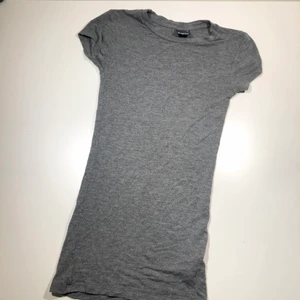 Grå tisha  - Grå tight t shirt! Köparen står för frakt 📩 3 för 100kr på min profil ✨