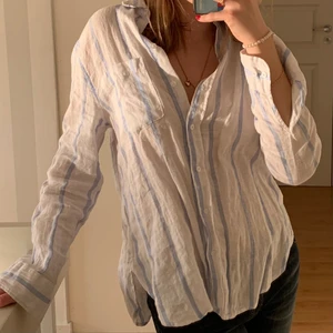 Linneskjorta  - Blå och vit randig linneskjorta från H&M!! Strl:S.  Köparen står för fraktkostnaden😊